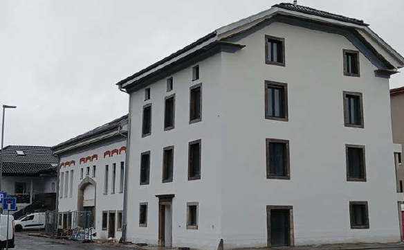 9 logements, 4 locaux commerciaux